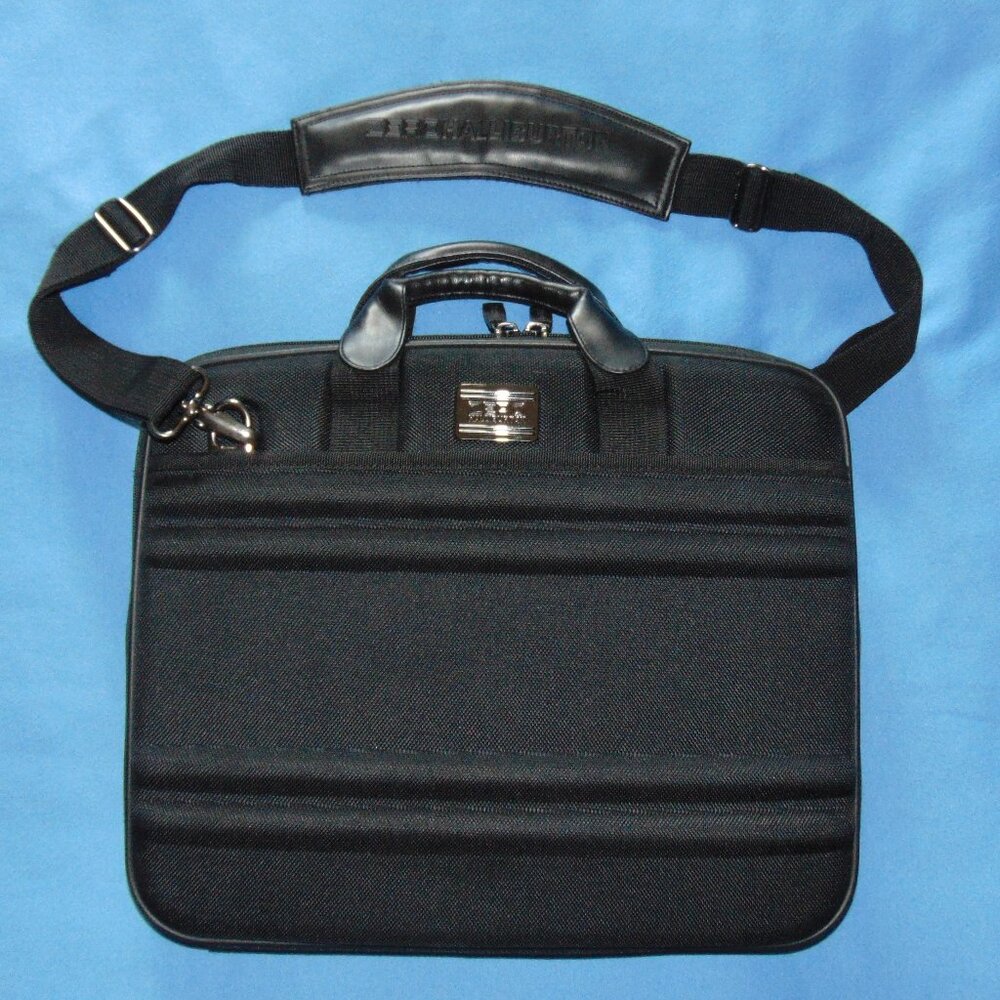 ZERO HALLIBURTON PADDED CASE WITH SHOULDER STRAP